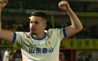中超激情對(duì)決，山海間泰山勝青島！齊魯?shù)卤龋┥酱髣?比1