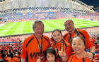 球迷特寫：雙城看球，周五狂歡，五口之家共賞球賽