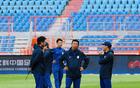 泰山隊合練23人，王、雷缺席，后防調整，崔康熙指導要求明確。
