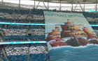大連球迷巨型Tifo“足球復興”震撼梭魚灣球場！