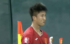 廣州隊舊將張志雄進球后展廣州、銅梁龍隊徽，情義雙全。