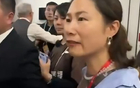 網(wǎng)傳藍(lán)衣女挑釁沖突，非北京女記者劉茹，涉事球迷已拘留。