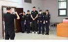 杜鋒與警官合影引爆笑點，球迷戲稱杜總，合影別居中！