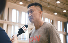 李夢亮相耐高總決賽，打扮亮眼，與杜鋒交流熱烈