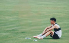 楊帥尋球啟事，踢飛球被拿走。