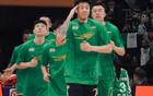 遼籃前鋒贈場，家鄉添兩籃球地，球迷戲言家鄉建。