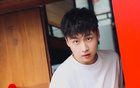 陽(yáng)光齊麟，胡同大男孩曬照。