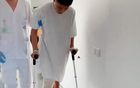 武磊33歲仍想奔跑，術后拄拐需人扶。