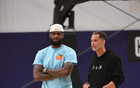 NBA高管疑惑：湖人未宣布詹姆斯執行選項，情況異常。