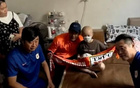 王大雷探望小球迷，與患癌者定特殊慶祝動作。