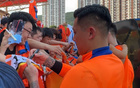泰山球迷日王大雷受追捧，尖叫爆表