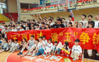 玉環(huán)勝路橋，球迷追“法拉利”求簽名。
