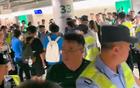 國安球迷圍堵申花球迷，辱罵并阻礙通道，警察介入拉架。