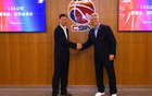 丟臉！新任CBA董事長選秀大會念錯名，與肖華差距大。
