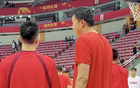 王治郅穿紅T恤助隊熱身。